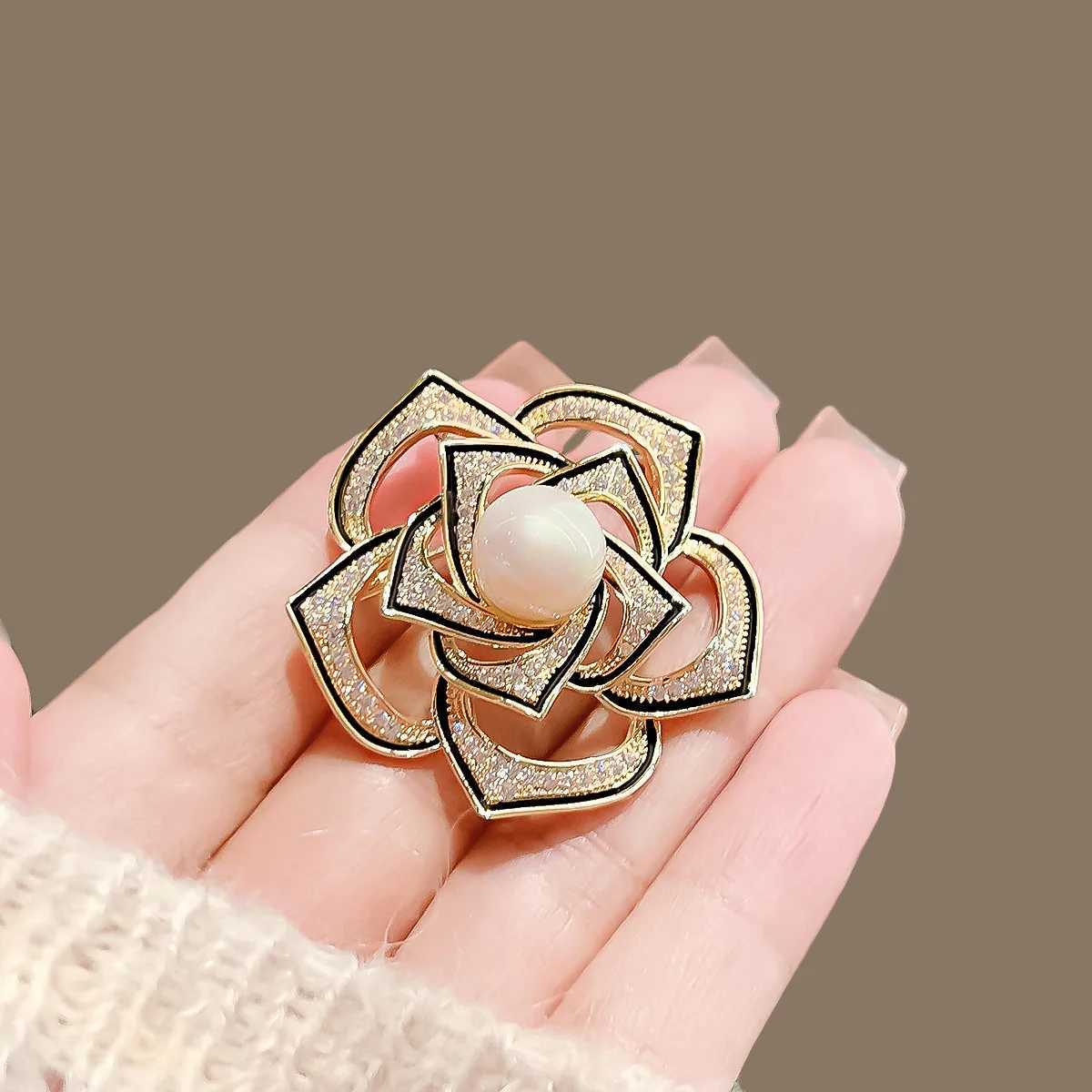 New Metal White Camellia Brooch Fashion Luxury Imitation Pearl Pin For Women Clothes Corsage Jewelry Accessories Gifts J251125