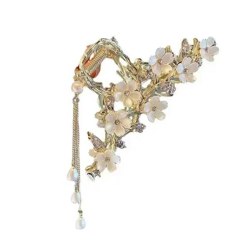 Pearl flower tassel hair claws are suitable for womens cute hair clips fashionable and elegant headwear for girls and exquisite Korean hair accessorie