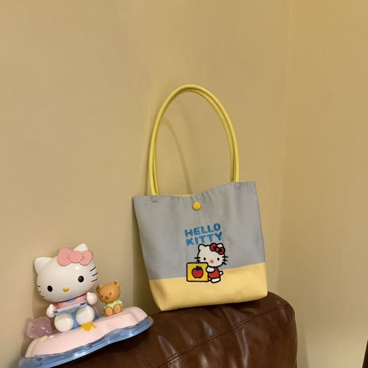 The new giant cute and versatile high-value cream kitty handbag large-capacity going out shopping bag female MINISO