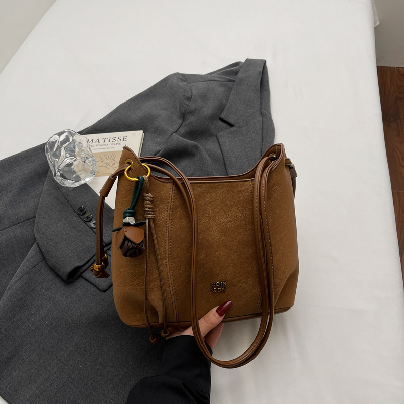 Summer women's new retro versatile fashionable shoulder bag, leisure multifunctional crossbody bag, high-end texture commuting leisure shopping b