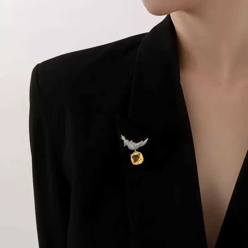 New Arrival Women Girls Exquisite Brid Shining Crystal Brooches Badges Fashion Elegant Clothing Suit Rhinestone Pins Jewerly J251125