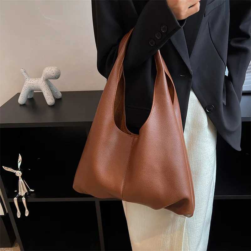Womens handbag 2024 fashionable casual womens PU leather handbag retro large capacity shoulder bag simple underwear bag W250425