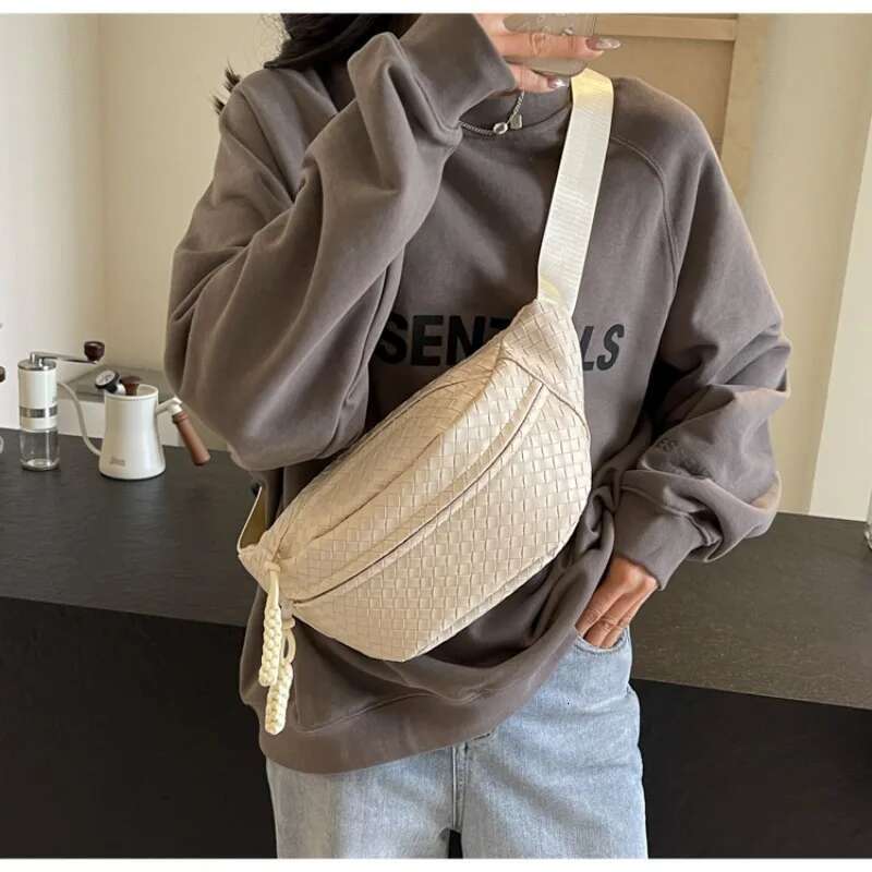 New Crossbody Chest With A High-End Feel, Retro And Niche Design, Super Popular Waist Bag, Sports Small Shoulder Bag