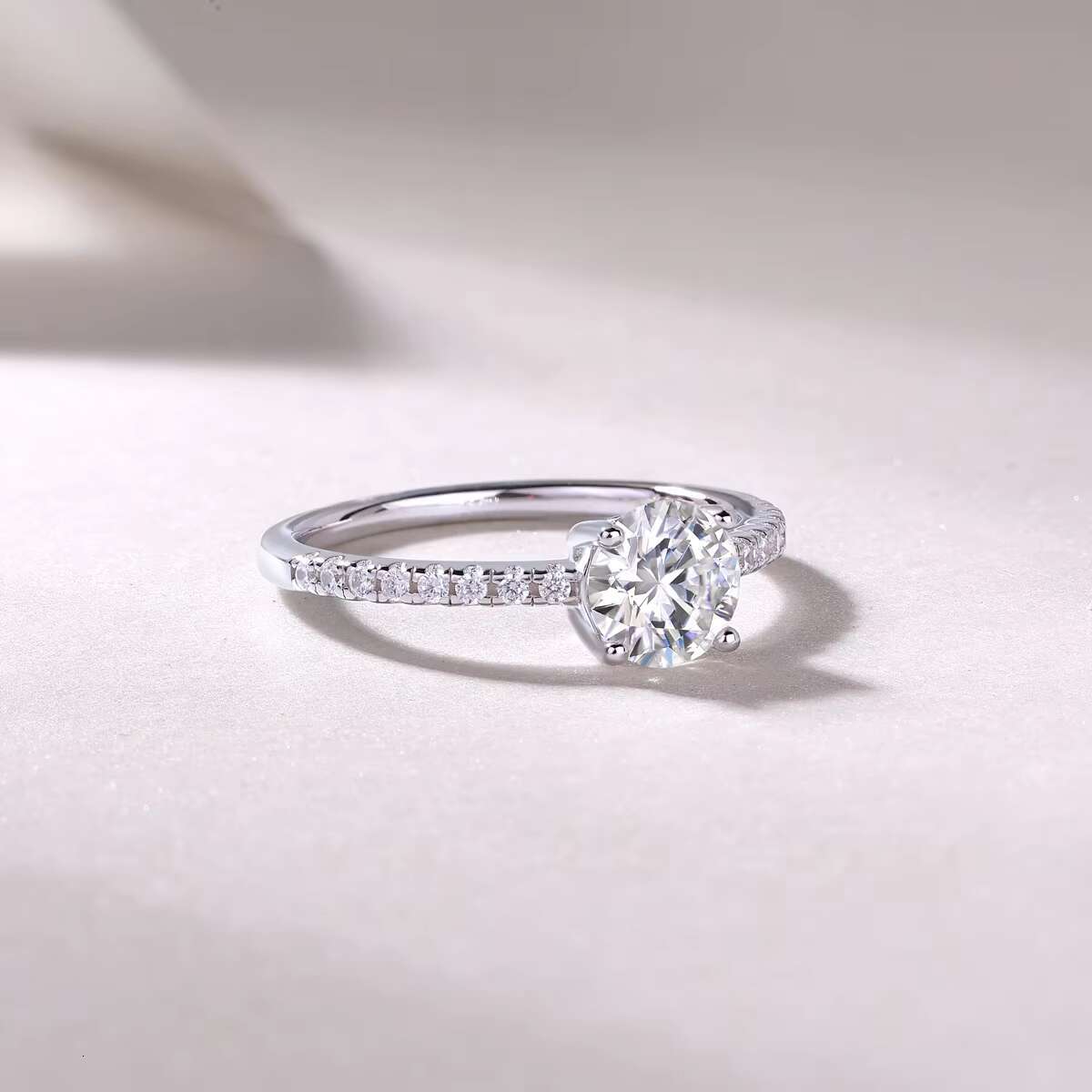 Wholesale Womens 925 Sterling Silver Moissanite Wedding Ring 2CT VVS D GRA Certified Moissanite Diamond Jewelry Engagement Ring