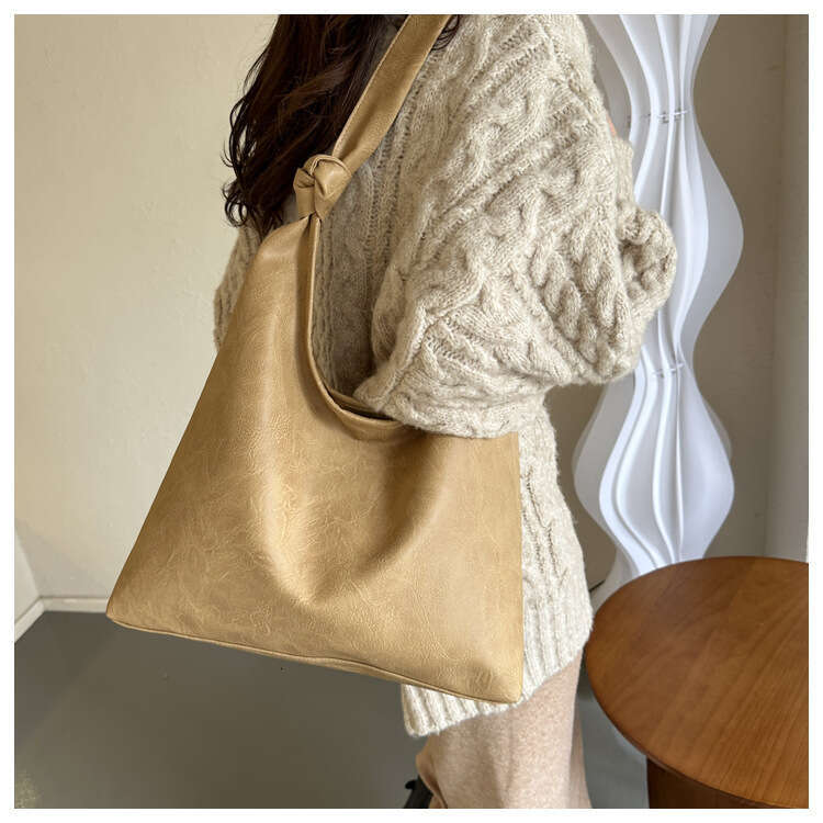 European and American fashion high-quality retro women's winter item niche design PU single shoulder underarm bag 2025 temperament versatile new 