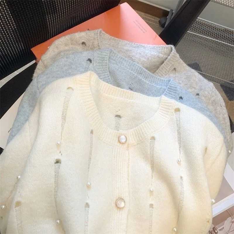 Autumn and winter new a retro style and a design sense Pearl hollow knitted sweater cardigan jacket women topT251125