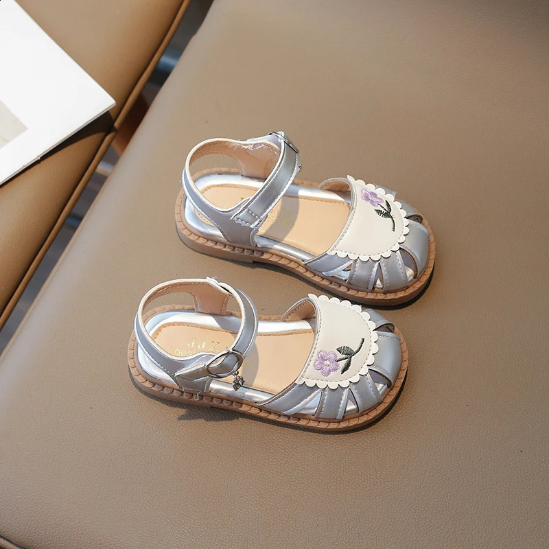 Girl Leather Princess Sandals Summer Casual Retro Barefoot Embroidered Flower Soft Bottom Half Sandals 250424