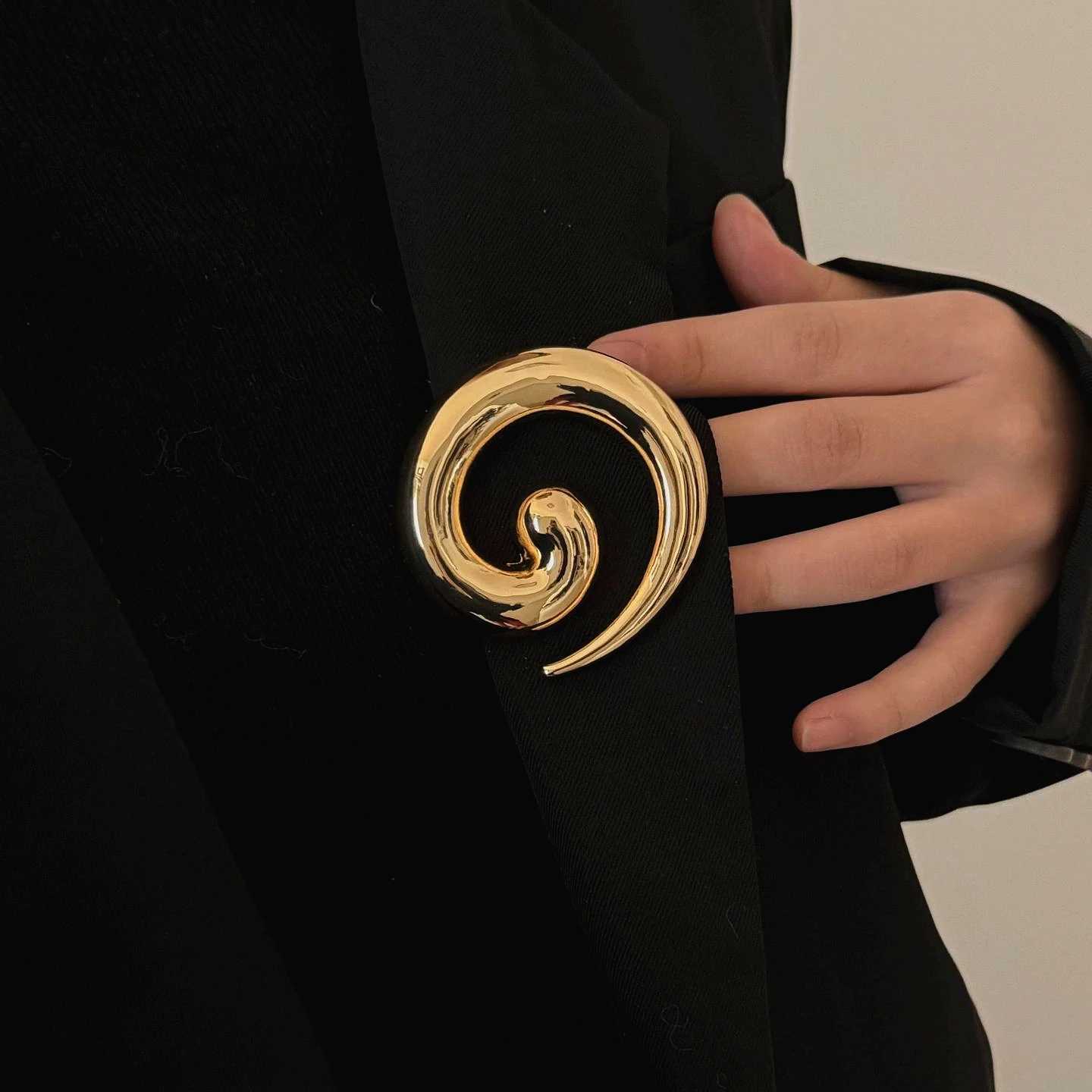 Vintage Gold-plated Irregular Metal Smooth Spiral Vortex Broochs for Women Men Suit Corsage Pins Party Jewelry Accessory Gifts J251125
