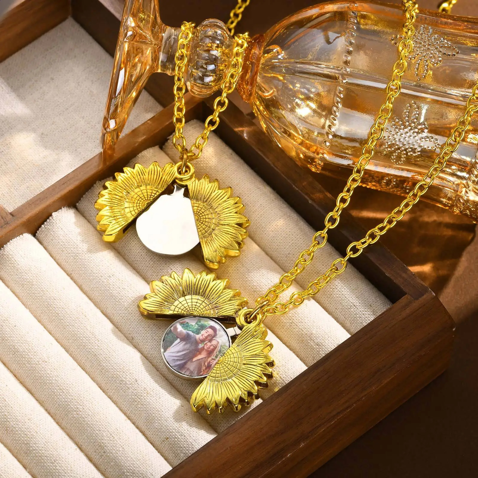 Personalized Locket Necklace With Picture Customized Gift Inspirational Sunflower Necklace Pendant for Women Girlfriend 250425