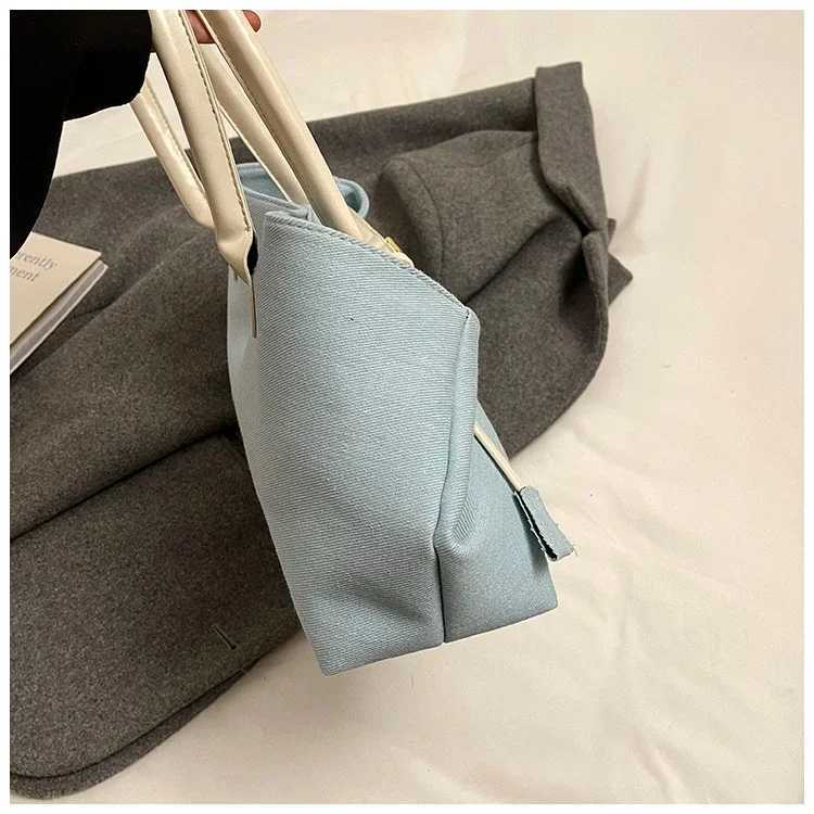 A simple and casual large capacity single shoulder handbag suitable for womens new fashion and universal handbags in 2025 W250421