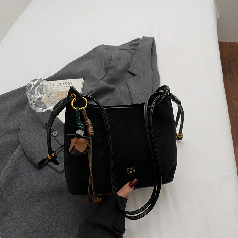 Summer women's new retro versatile fashionable shoulder bag, leisure multifunctional crossbody bag, high-end texture commuting leisure shopping b