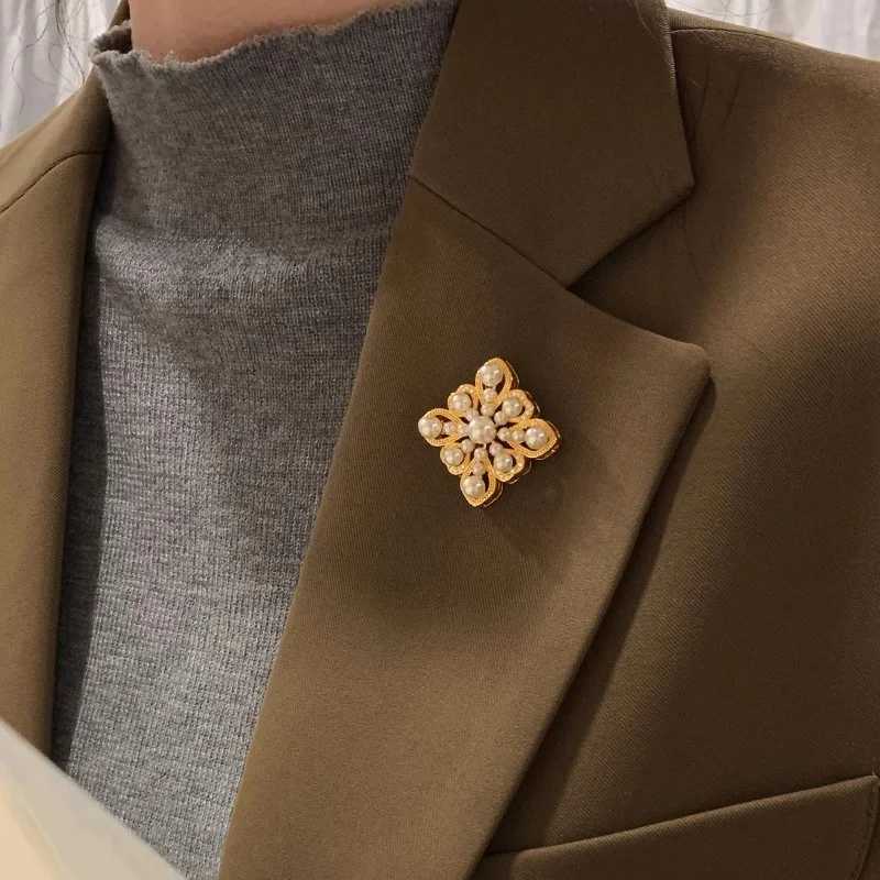 French Fashion Vintage Pearl Brooch for Womens Chest Flower Niche Design Coat Suit Pin Accessories Jewelry Trend J251125