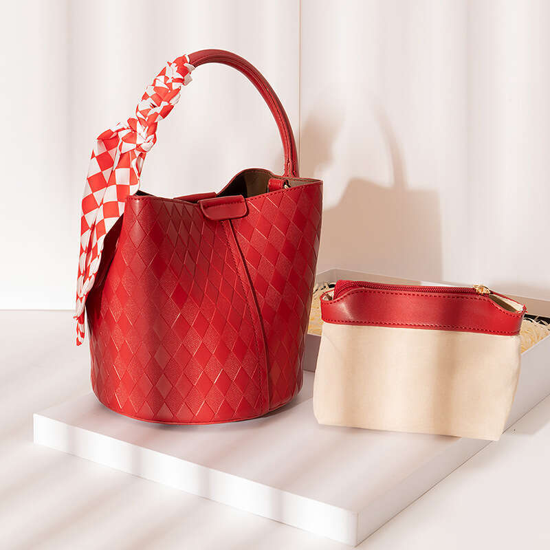 Large Capacity Bucket Bag New High End Niche Design Red Bridal Wedding Bag Versatile For Women In Spring And Summer