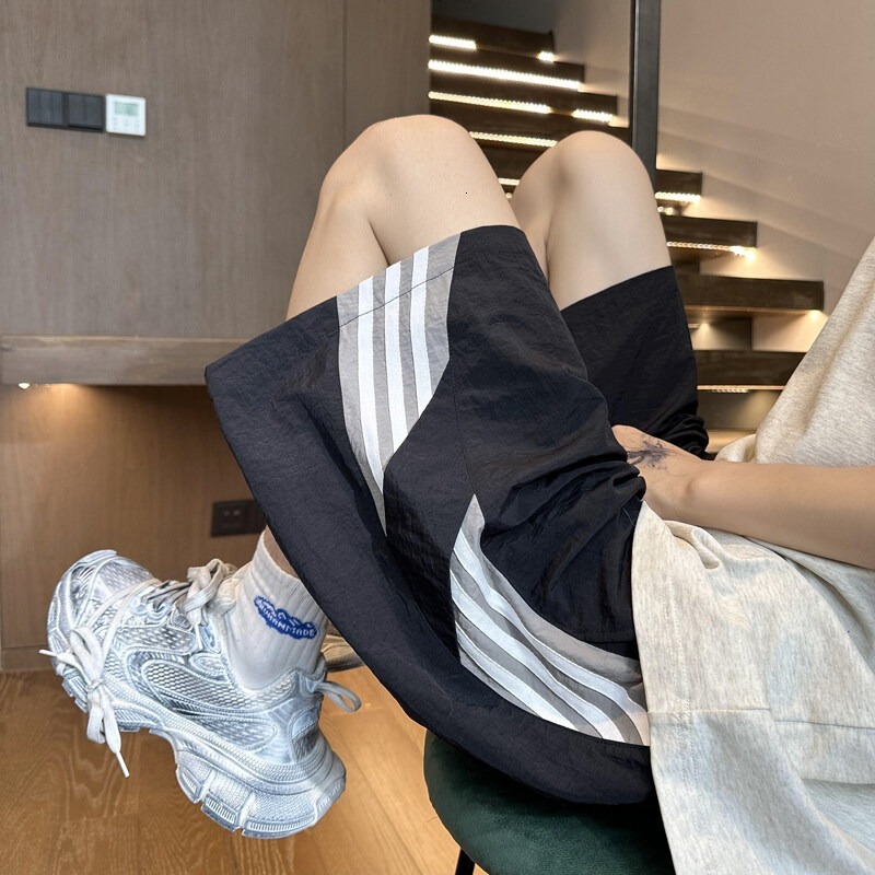 Ice silk quick drying casual men in summer, thin breathable beach pants, loose and sporty, wearing five quarter shorts for outerwear