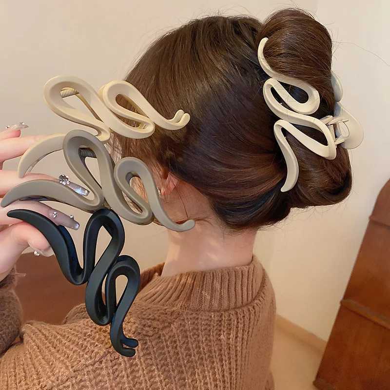 Solid color acrylic frosted wave hair claws suitable for women easy to understand shark clip on the back French temperature hair accessoriesT250425