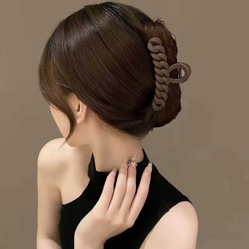 New Womens Fashion Claw Clip Acrylic Hair Claw Korean Girl Shark Claw Clip Wearing Bucket Hair AccessoriesT250425