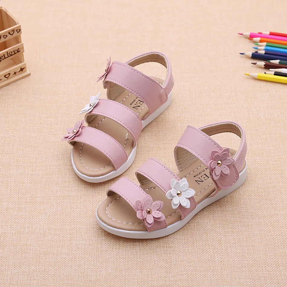 Little girls summer casual sandals with three flower details childrens Roman beach shoes fashionable beach experience childrens adventure 250424