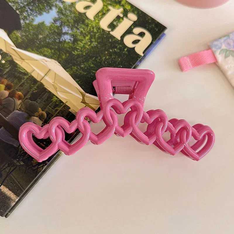 New colorful love heart-shaped hair claw clip cream colored shark clip heart-shaped ponytail hair fluffy sweetness wearing hair accessoriesT250425