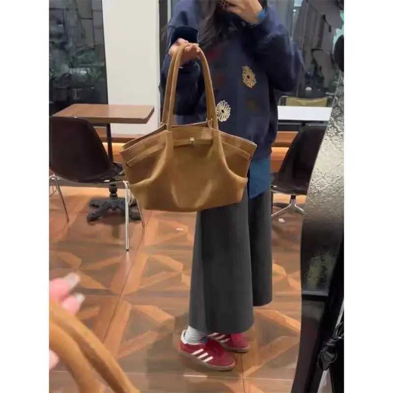 Autumn/Winter Large Capacity Retro Velvet Shoulder Bag High End Felt Bottom Bag Used for Work and Business Small Handbags W250425