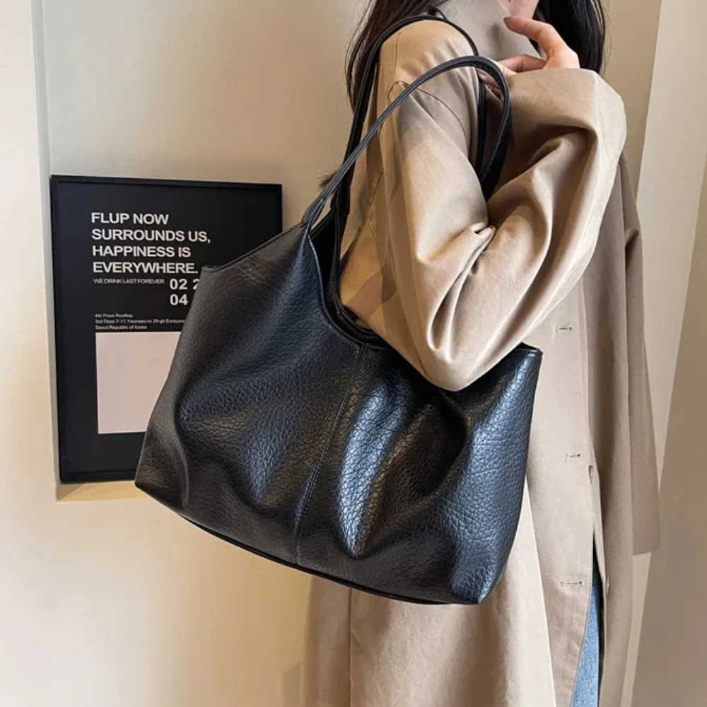 Fashion Retro Womens Leather Handbag 2025 Trend Womens Simple Large Capacity Shoulder Bag Large Solid Color Handbag Wallet W250425