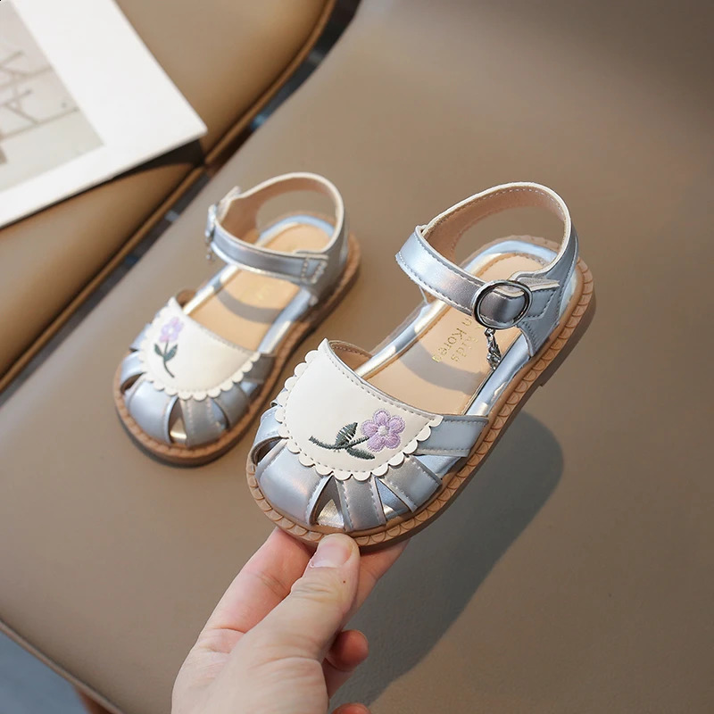 Girl Leather Princess Sandals Summer Casual Retro Barefoot Embroidered Flower Soft Bottom Half Sandals 250424