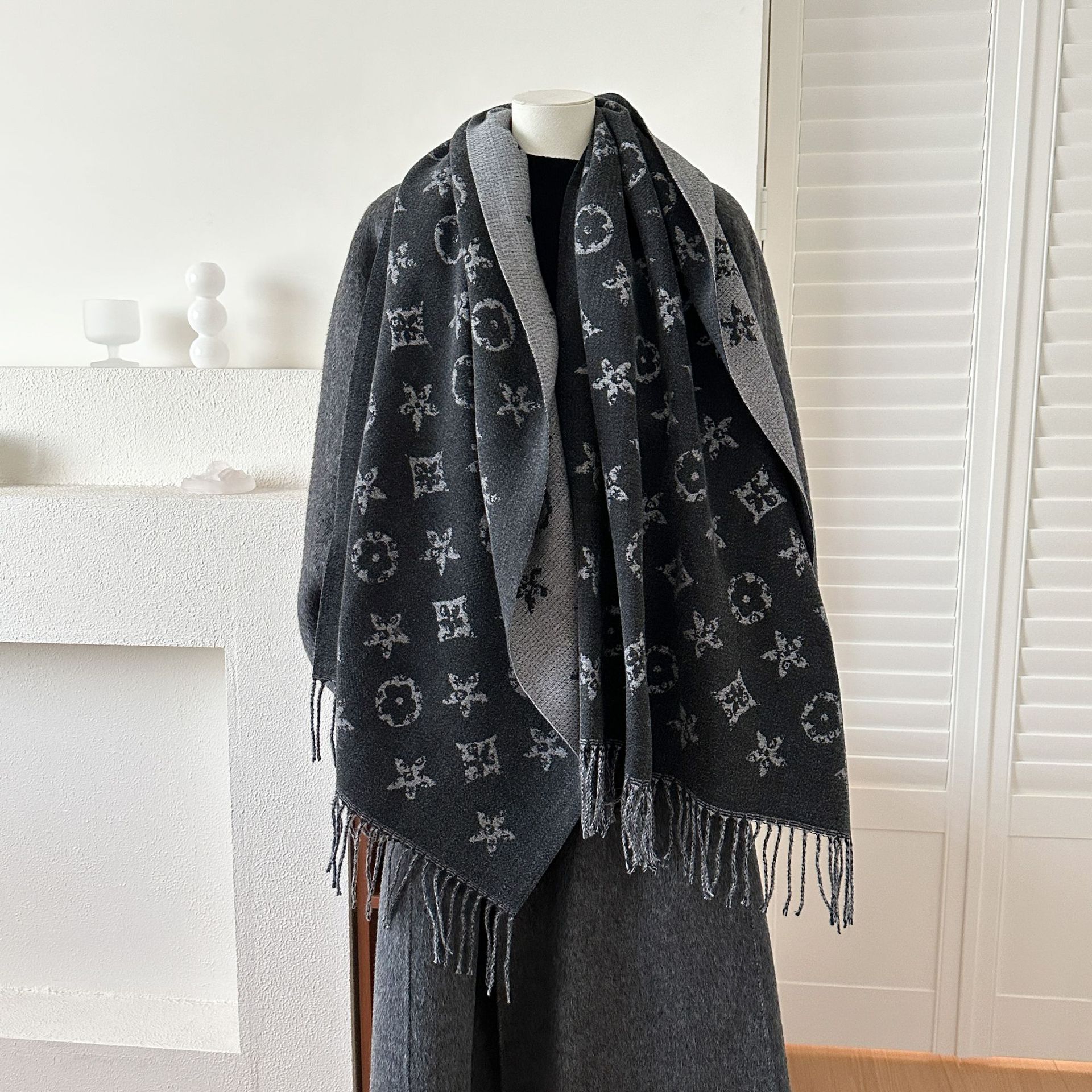 New design Scarf 2025 New British Style High-end Scarf for Women Winter Double-sided jacquard tassel Long Shawl Versatile, thickened warm free shippin