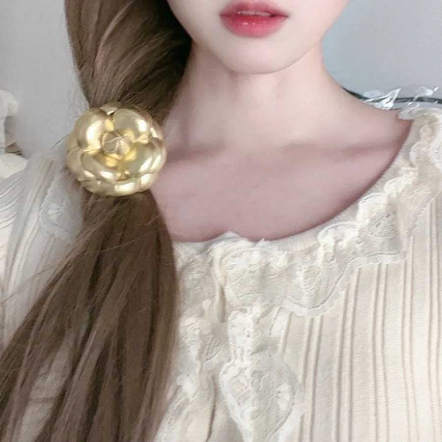 Womens Camellia Leather Rose Flower Brooch High-end Luxury Temperament Unique Suit Lapel Pin Dress Chest Flower J251125