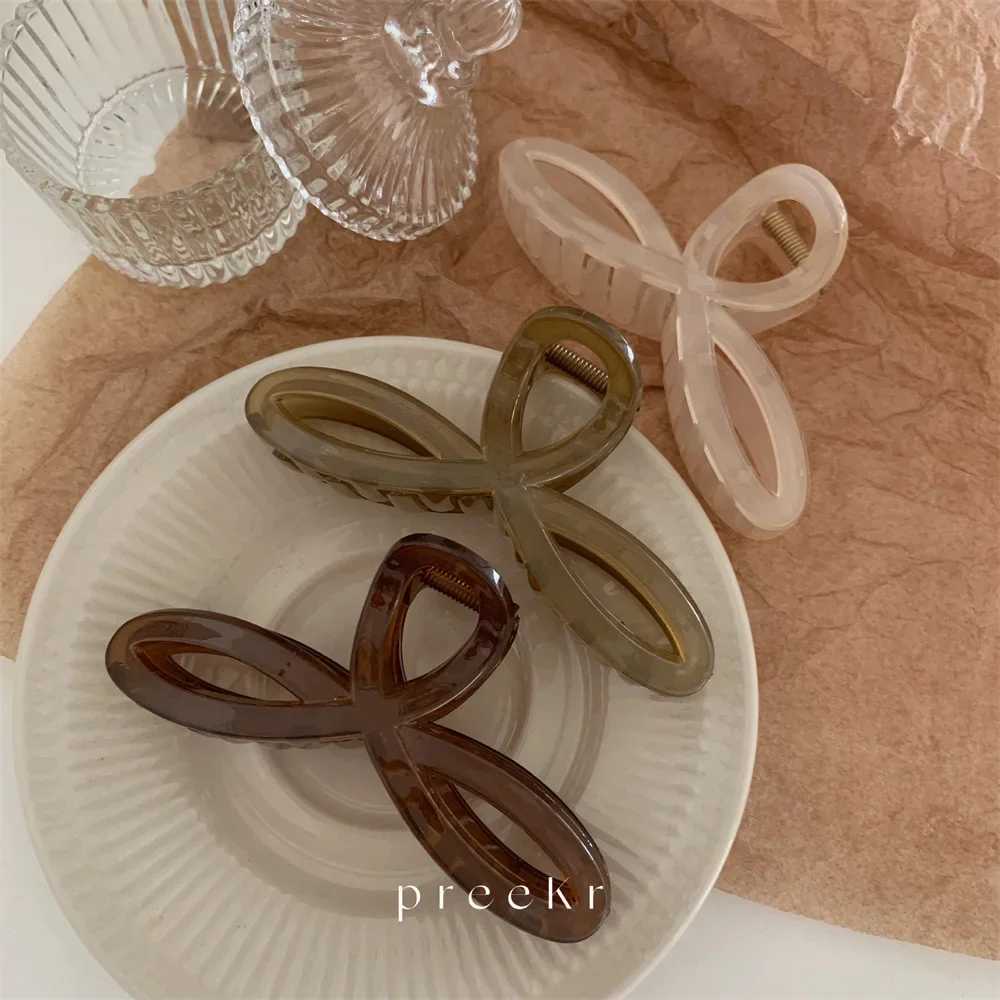 Elegant bow shark clip fashionable back of the head hair clip retro ponytail fixed female hair clip simple hollow geometric hair clipT250425