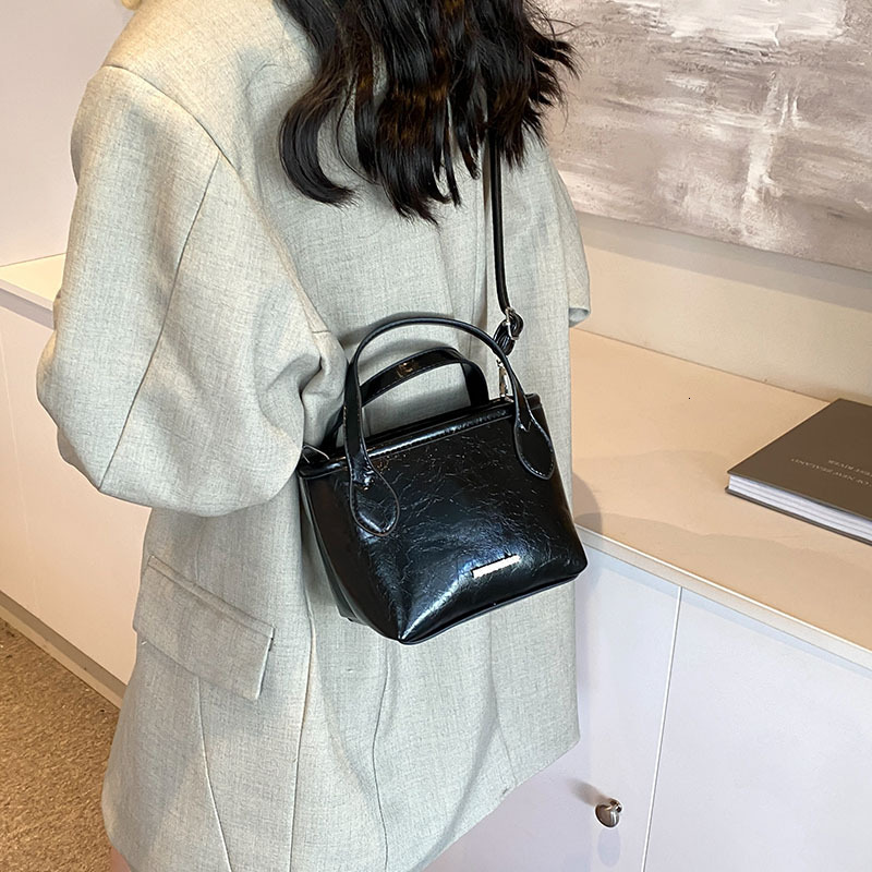 2025 New Designer Bag Free Delivery Shoes By Korean Casual Minimalist Texture Single Shoulder Hand-Held 2024 Summer Niche Design Crossbody Bucket Bag
