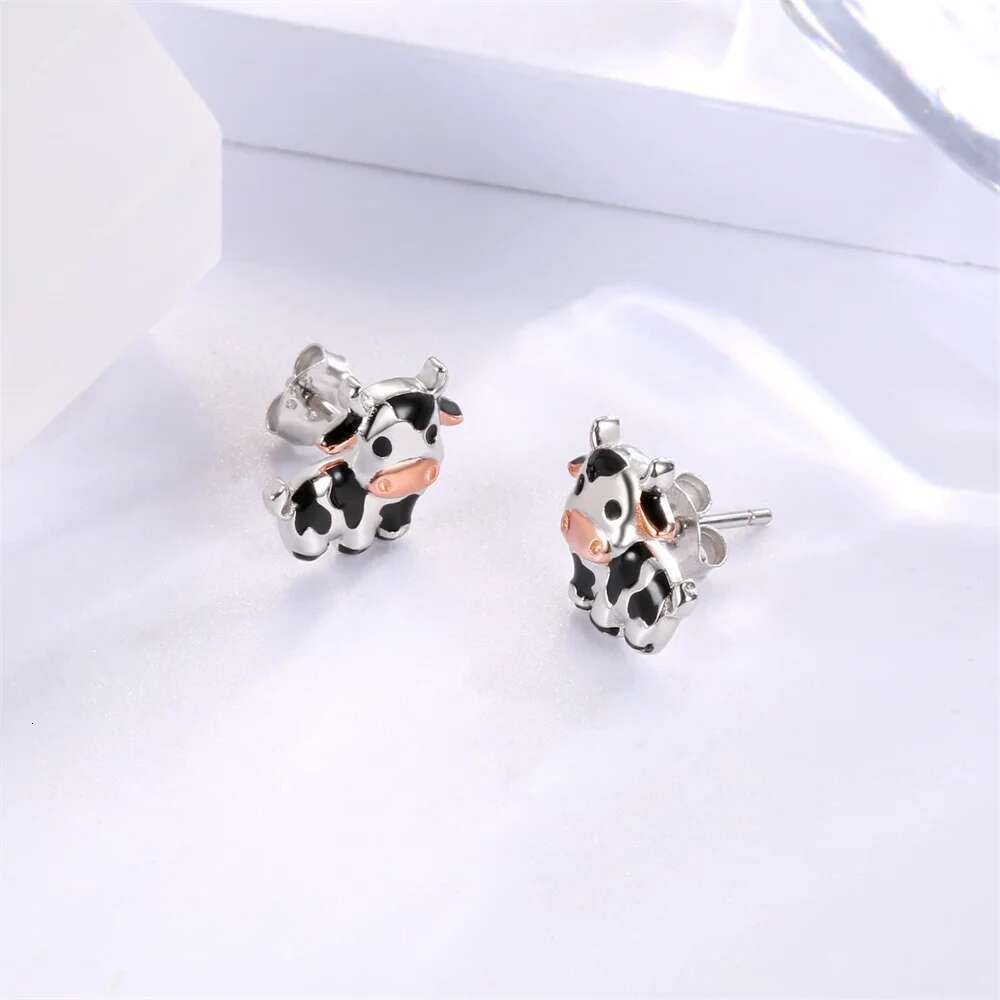 Design New Cute Cow Earring Sier Plated Enamel Ear Studs Jewelry For Girl Woman Animal Lovers Eardrop Party Gift