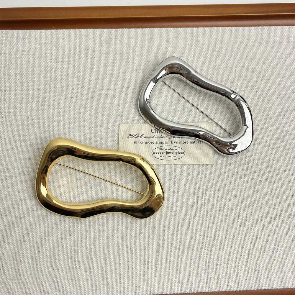 Vintage Irregular Geometric Hollow Brooches for Women Exquisite Suit Pins Fashion Accessories Party Jewelry Gifts J251125