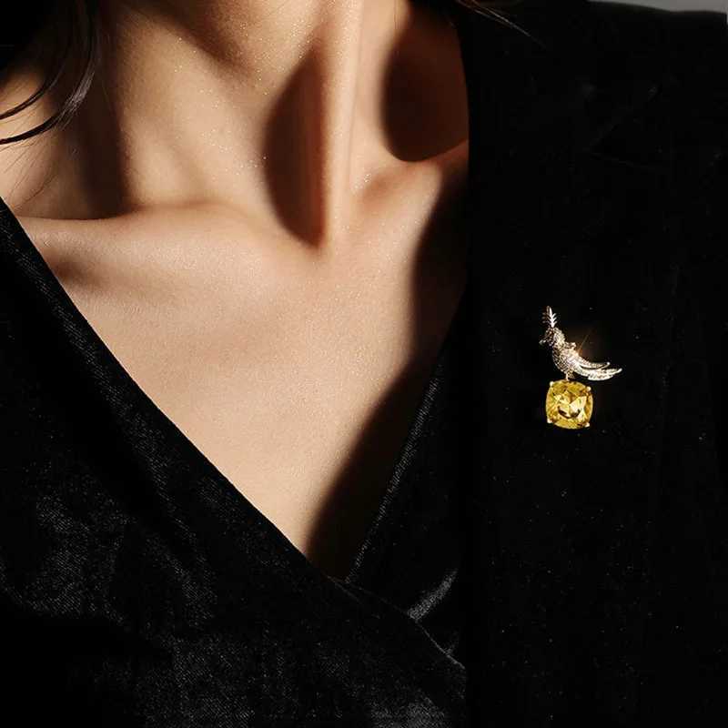 New Arrival Women Girls Exquisite Brid Shining Crystal Brooches Badges Fashion Elegant Clothing Suit Rhinestone Pins Jewerly J251125