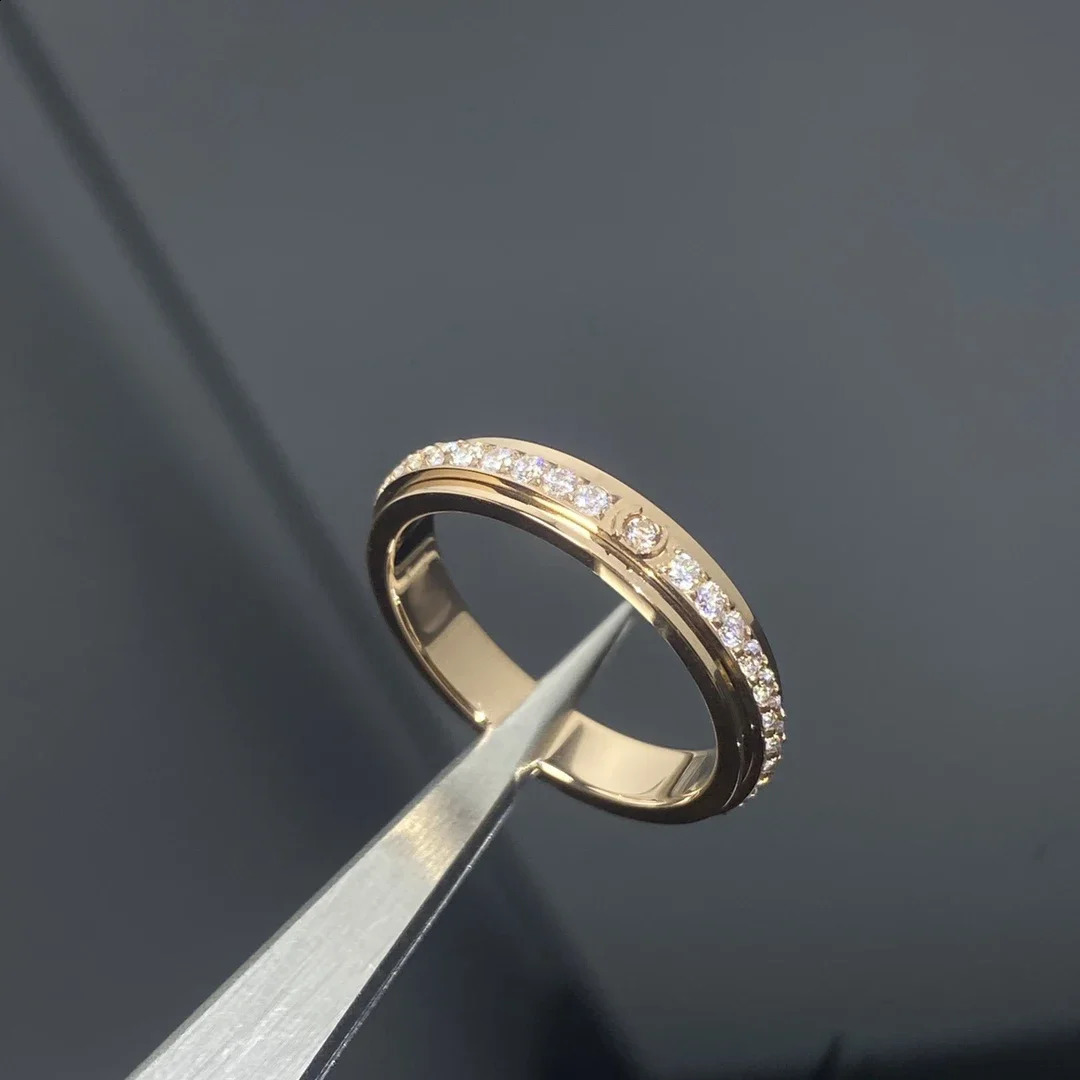 Euro American S925 Diamond Stud Rotating Ring Fashion Trend Light Valentines Day Couple Gift 250422