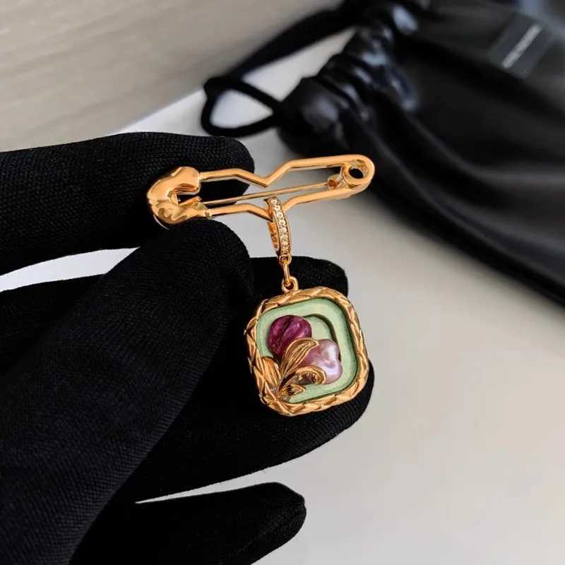 Green Oil Painting Natural Baroque pearl Brooch for Womens High-end Dual-use Fashion Banquet Formal Occasion Accessories J251125