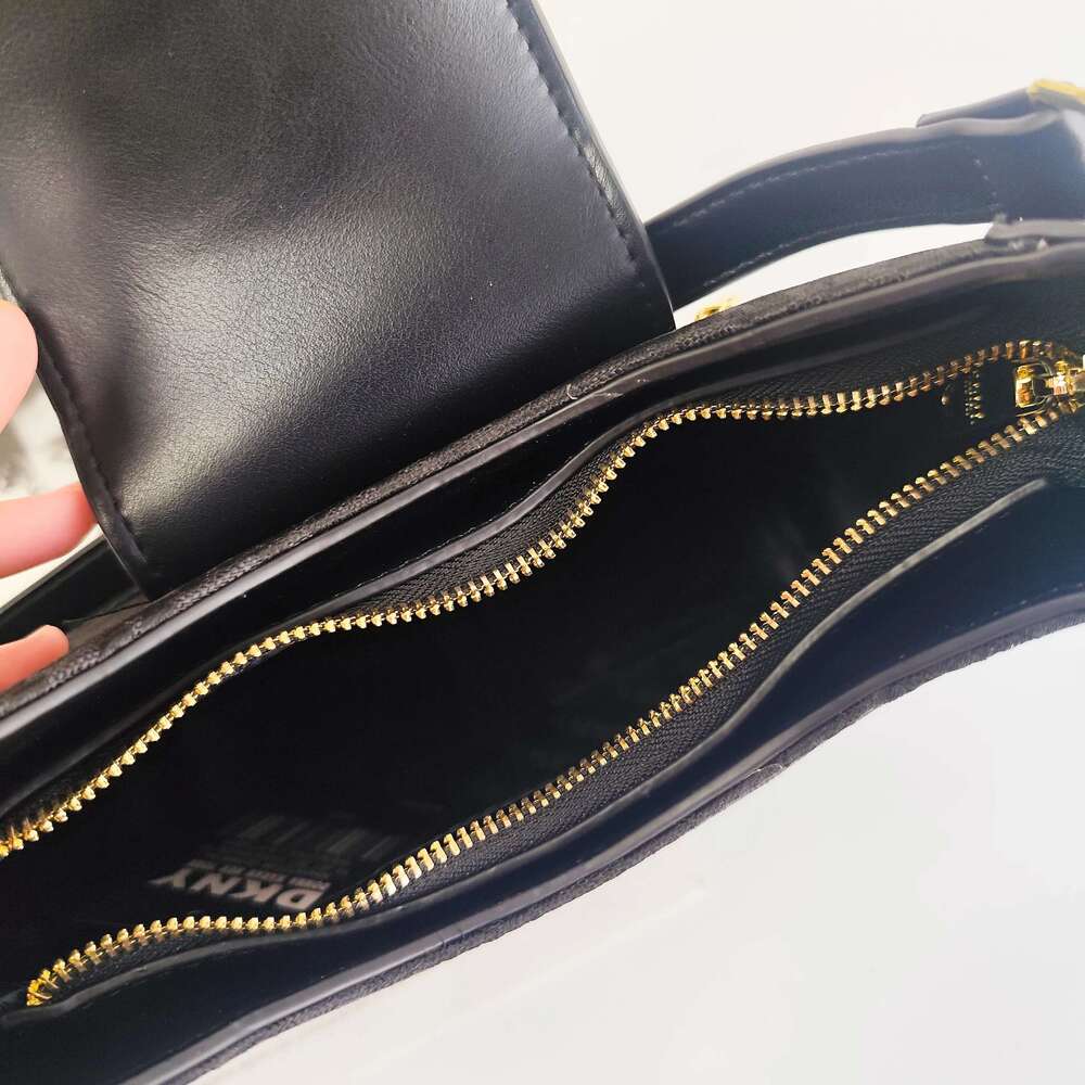 Premium Feeling Classic Vintage Letter Design Ladies Multifunctional Ocn Handbag Suitable for Women Daily Casual Clutch Bag