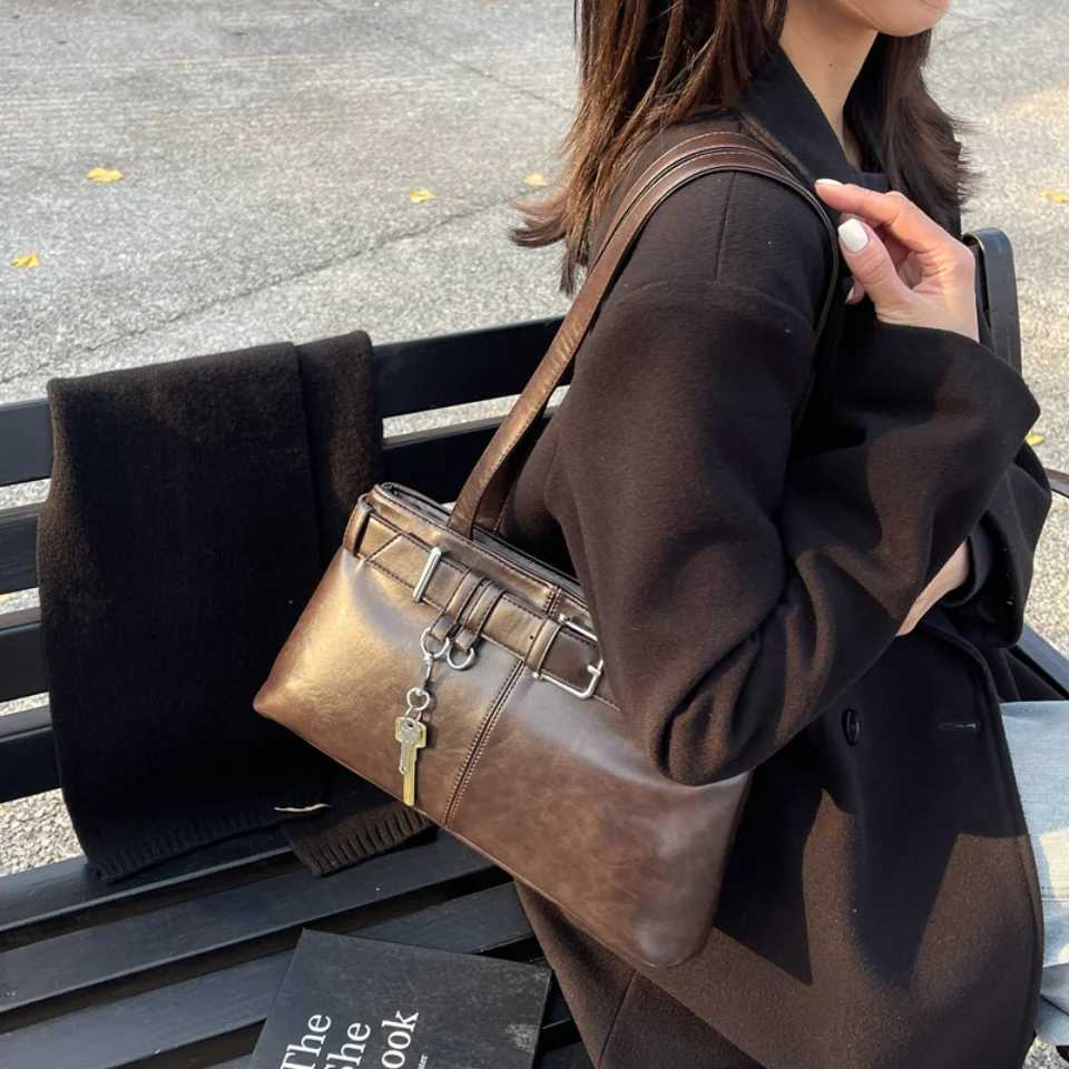 Retro lingerie shoulder bag with keychain large capacity popular womens bag with Pu leather womens handbag W250421