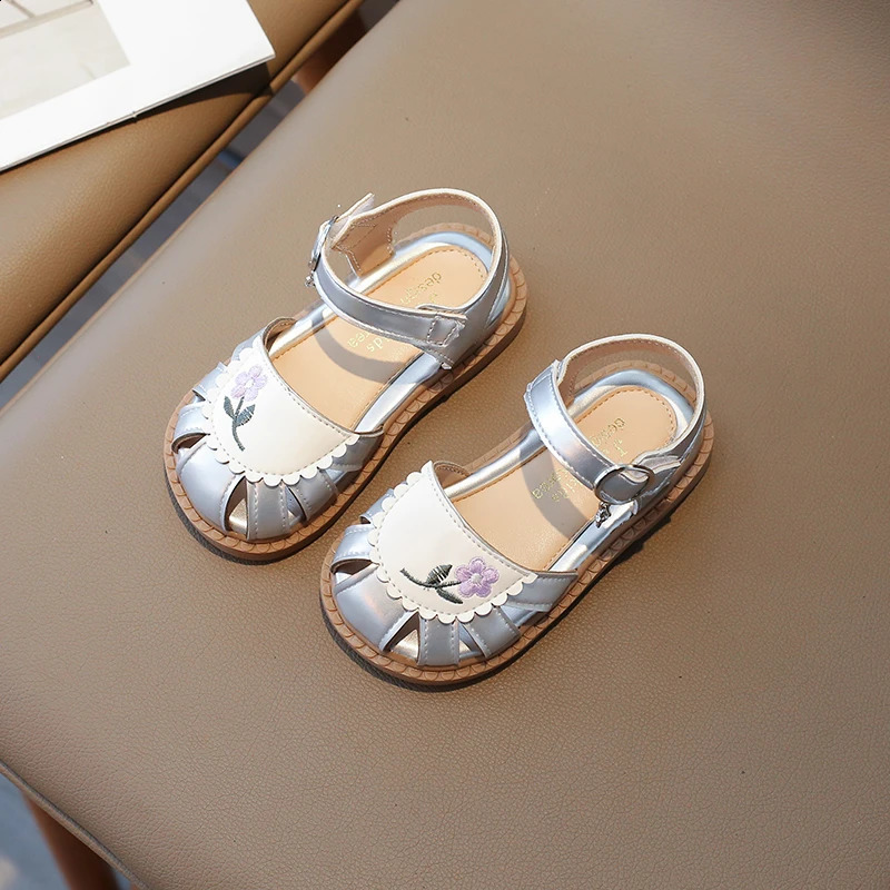 Girl Leather Princess Sandals Summer Casual Retro Barefoot Embroidered Flower Soft Bottom Half Sandals 250424