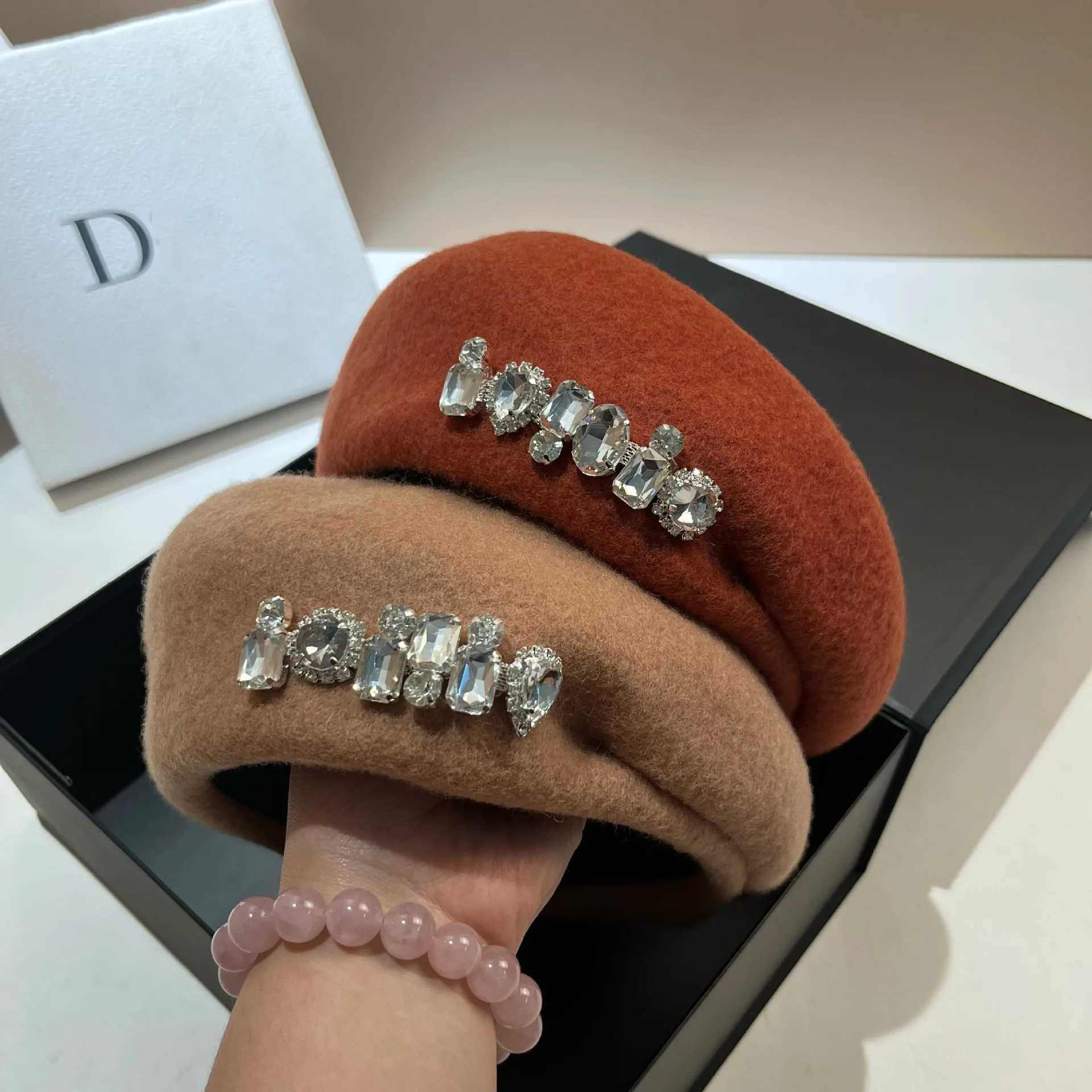 Designer Rhinestones Womens Wool Beret Hat Winter Warm Beanie Versatile Girls Berets Outdoor Lady French Artist Painter Hat J251125