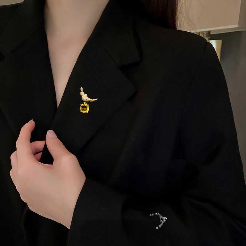 fashion crystal stone bird brooch womens mens coat accessories pins J251125