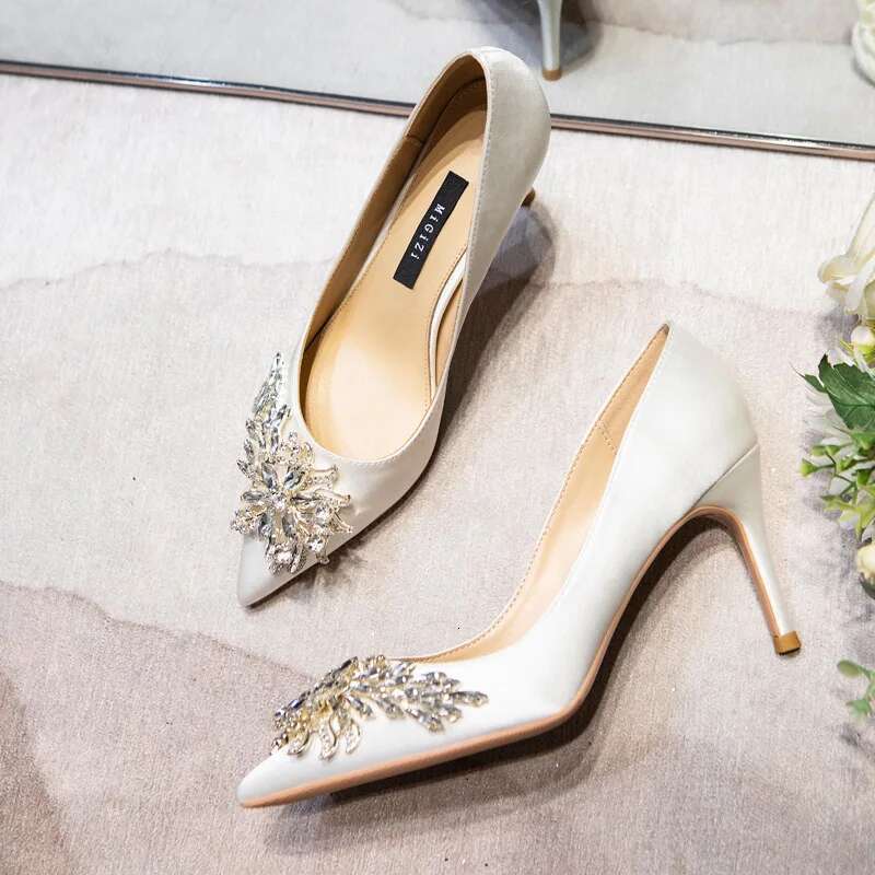 Spring new pointed shallow and silk crystal wedding shoes thin high-heeled banquet dress large small size women's shoe