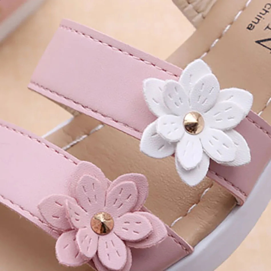 Little girls summer casual sandals with three flower details childrens Roman beach shoes fashionable beach experience childrens adventure 250424