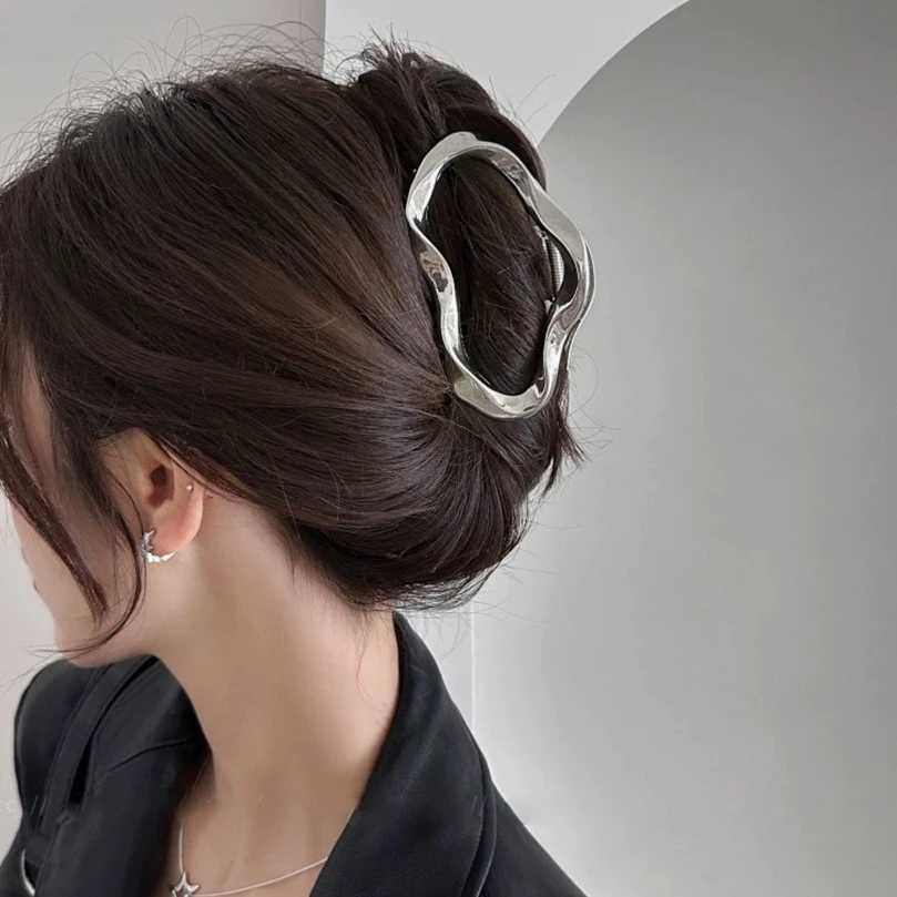 Awaytr gold hollow liquid hair clip metal hair clip hair clip with clip womens fashion hair clipT250425