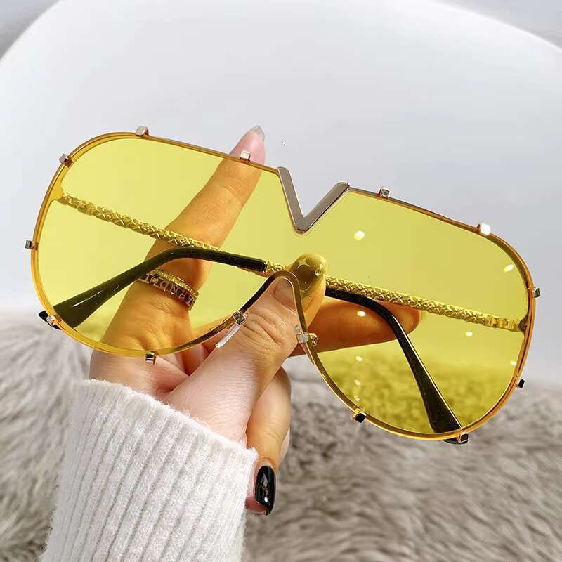 Fashion Designer Sunglasses Women Elegant Golden Frame Eyewear for Female Outdoor Activities with Solar Defense