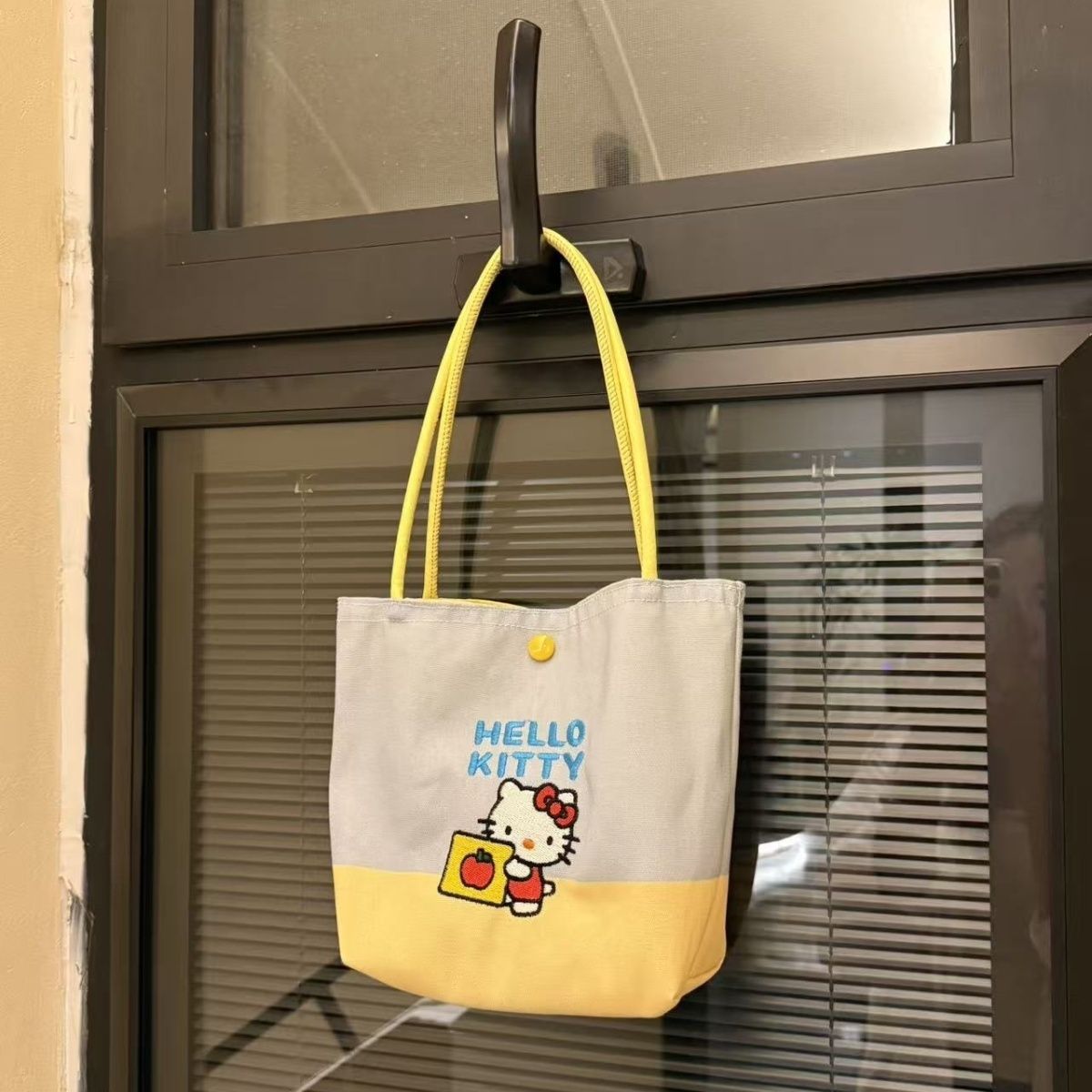 The new giant cute and versatile high-value cream kitty handbag large-capacity going out shopping bag female MINISO