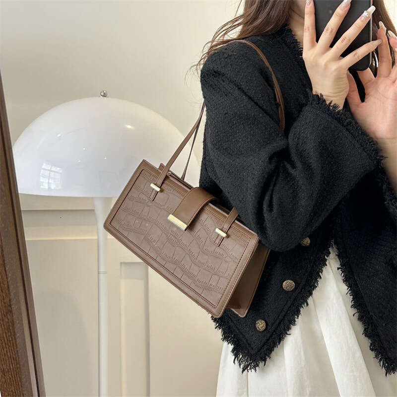 Fashionable and minimalist small square trendy commuting shoulder personalized armpit bag autumn new bag for women
