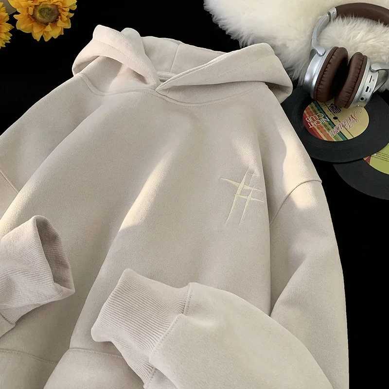 Mens suede hooded sweatshirt for autumn and winter American retro college style hooded sweatshirt fashionable street trend clothing M250425