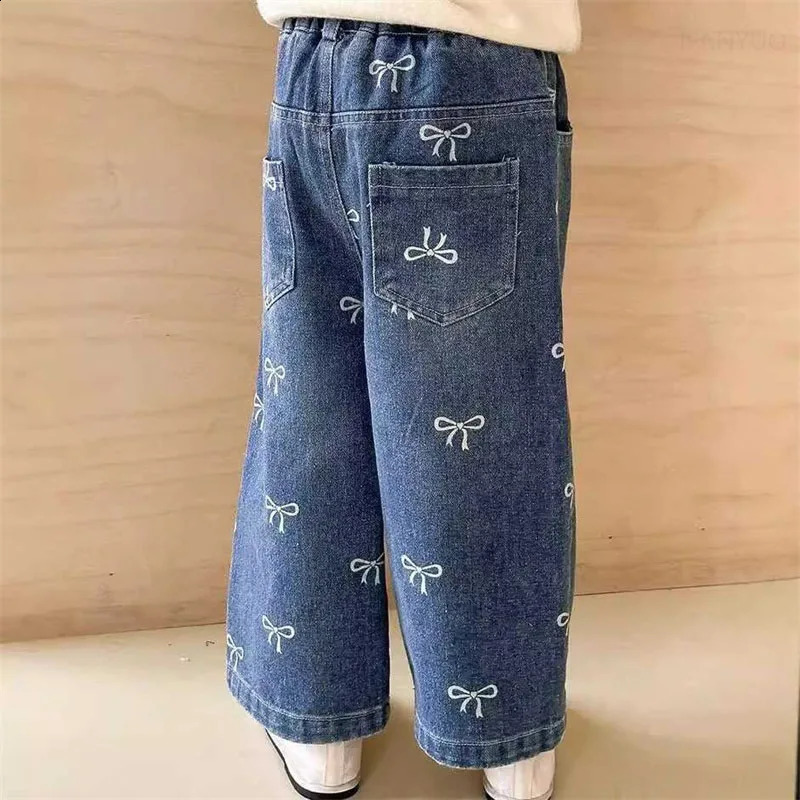 Spring and Autumn Childrens Pocket Wide Leg Jeans Comparison Loose Printed Bow Pants Boys Girls Baby Children Trousers 27Y 250414z