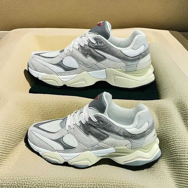 Shoes show confidence and comfort. The soft bottom is suitable for casual sports and the 2024 unisex model.C250425