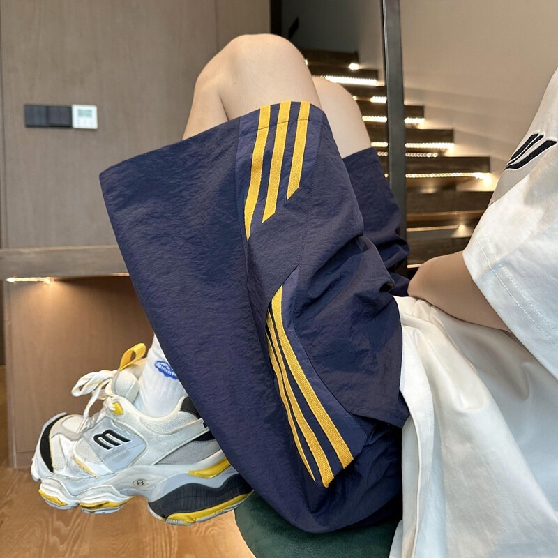 Ice silk quick drying casual men in summer, thin breathable beach pants, loose and sporty, wearing five quarter shorts for outerwear
