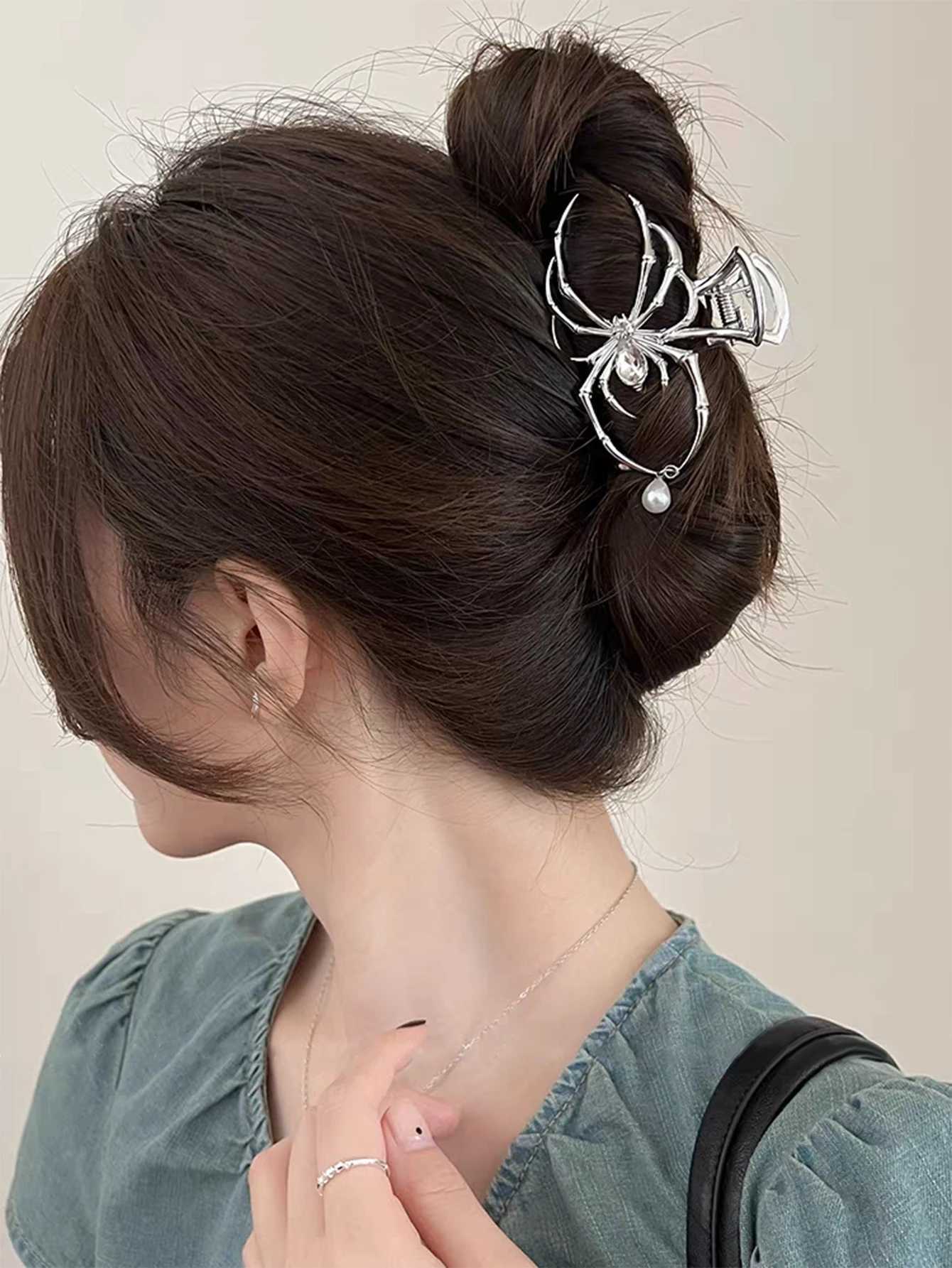 1 piece of silver spider female hair claw clip powerful hair thickness retention chin clip Halloween hair accessoryT250425